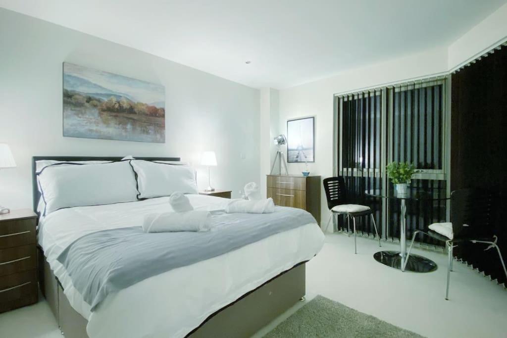 Two Bedroom Luxury Apt With Film Style Swansea Eksteriør bilde