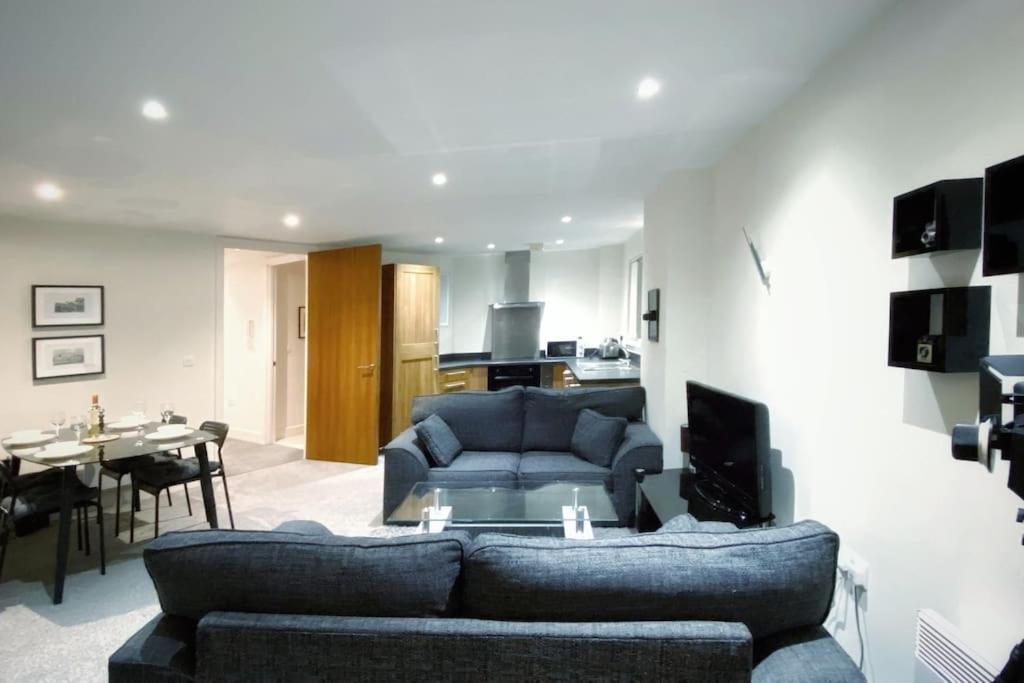 Two Bedroom Luxury Apt With Film Style Swansea Eksteriør bilde