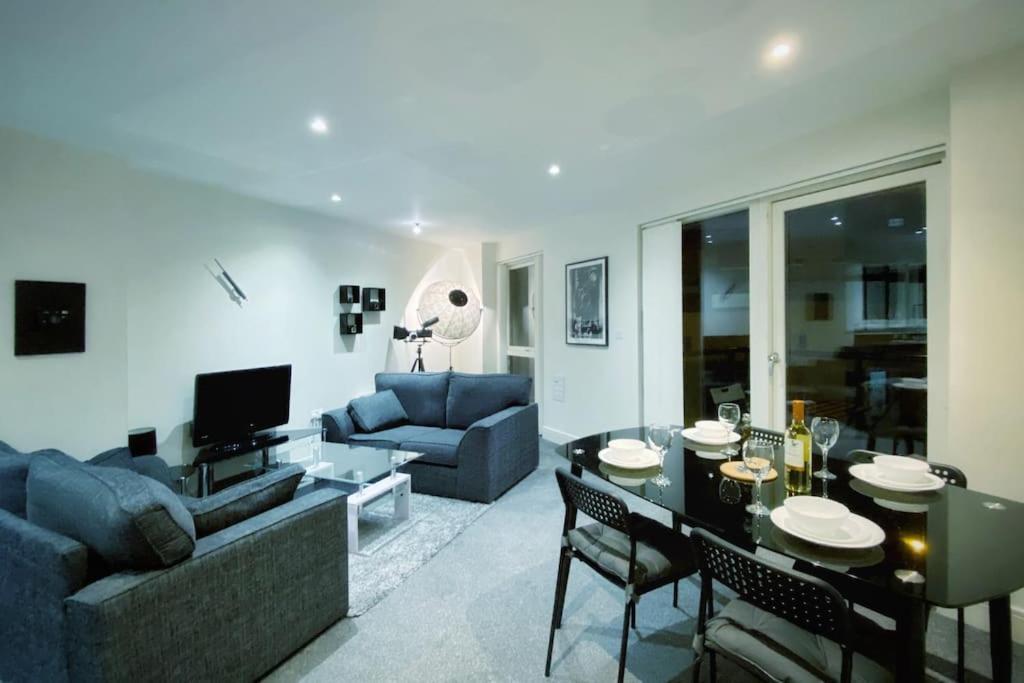 Two Bedroom Luxury Apt With Film Style Swansea Eksteriør bilde