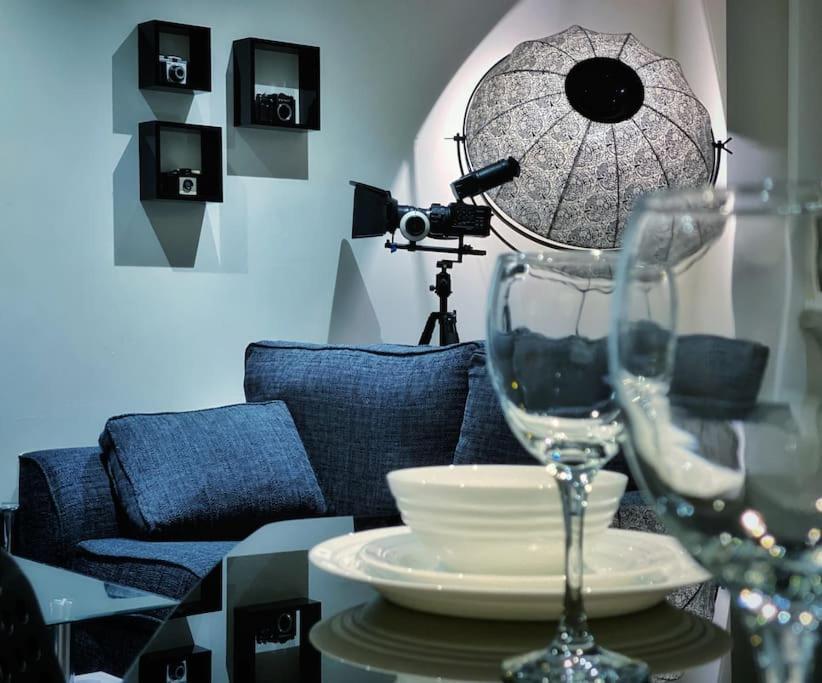 Two Bedroom Luxury Apt With Film Style Swansea Eksteriør bilde