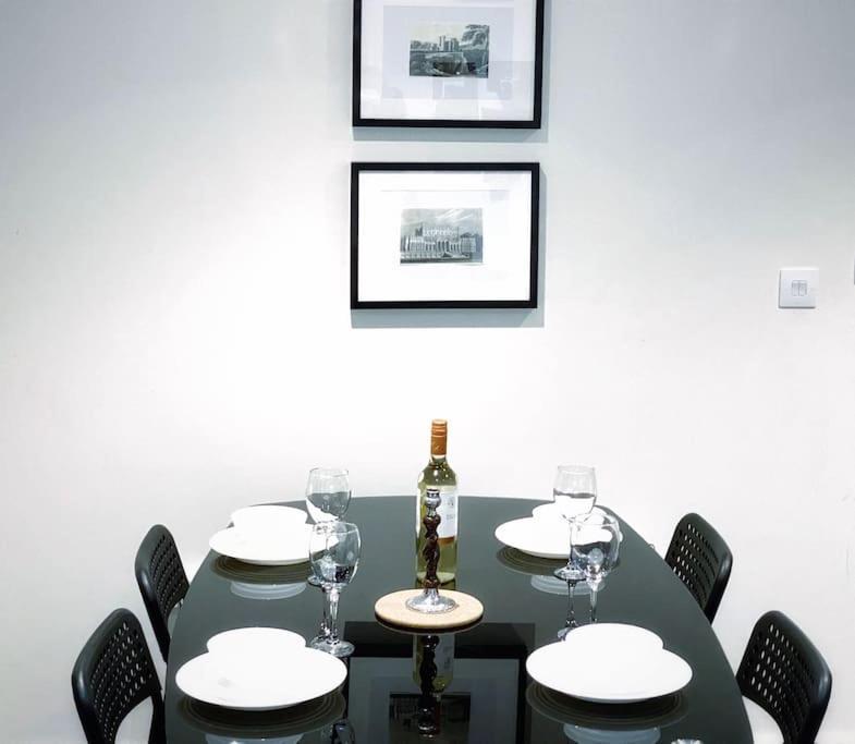 Two Bedroom Luxury Apt With Film Style Swansea Eksteriør bilde