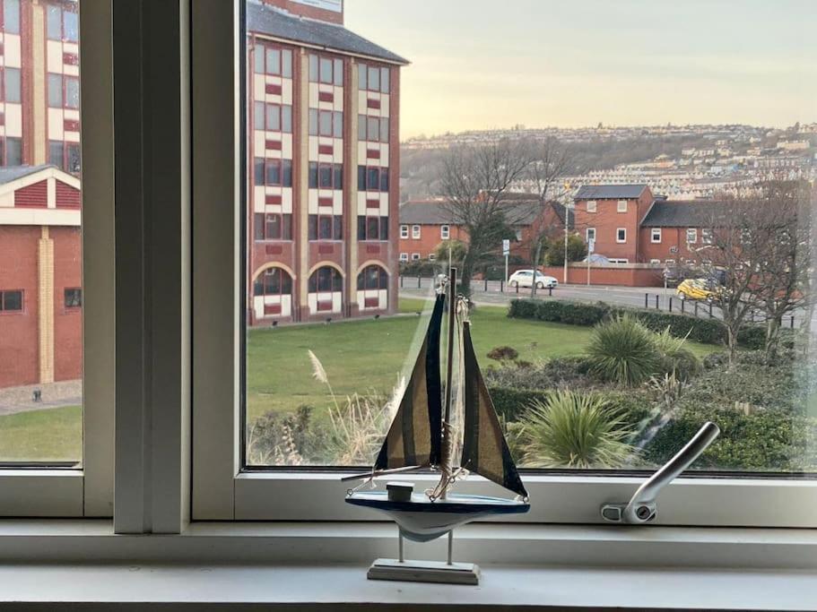 Two Bedroom Luxury Apt With Film Style Swansea Eksteriør bilde
