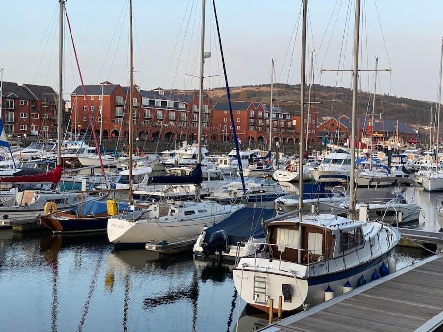 Two Bedroom Luxury Apt With Film Style Swansea Eksteriør bilde