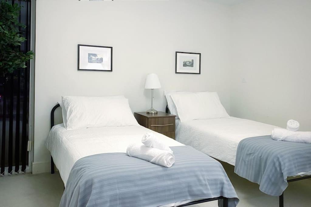 Two Bedroom Luxury Apt With Film Style Swansea Eksteriør bilde