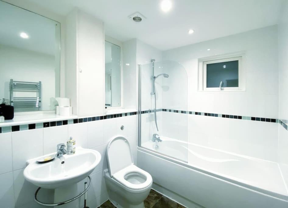 Two Bedroom Luxury Apt With Film Style Swansea Eksteriør bilde