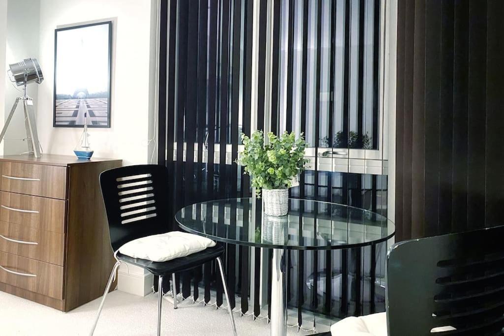 Two Bedroom Luxury Apt With Film Style Swansea Eksteriør bilde
