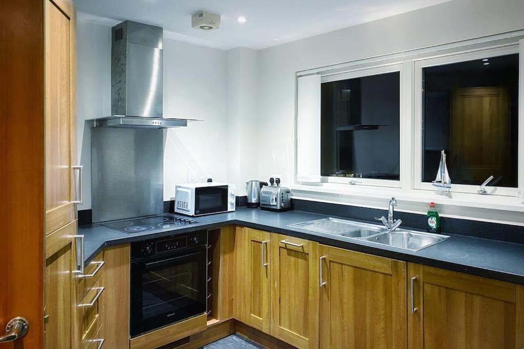 Two Bedroom Luxury Apt With Film Style Swansea Eksteriør bilde